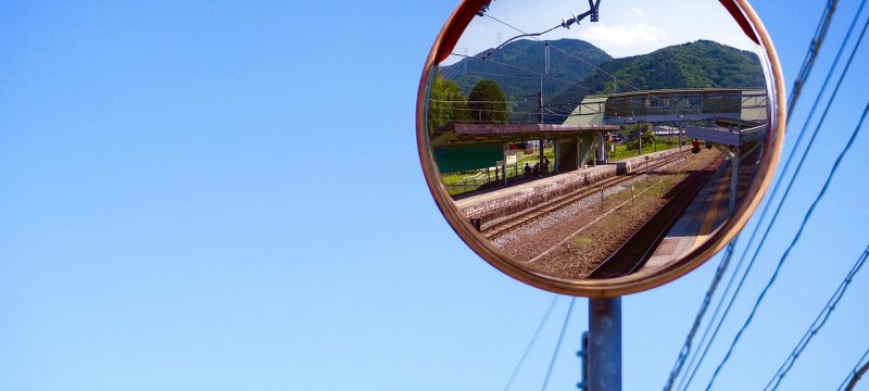 x站新手注册流程示意图，展示从首页进入注册页面、填写信息到完成验证的完整步骤，界面简洁清晰