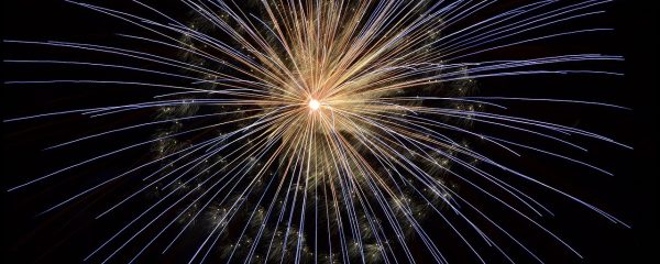 x站2026年内容生态全面升级，4K超清专区正式上线，紫色科技感海报背景，文字清晰醒目